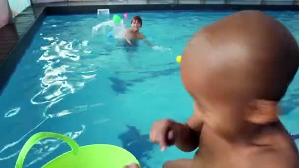 Meninos brincando na piscina — Vídeo de Stock