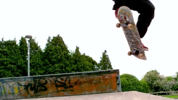 Skateboarder schaatsen de outdoor skatepark — Stockvideo