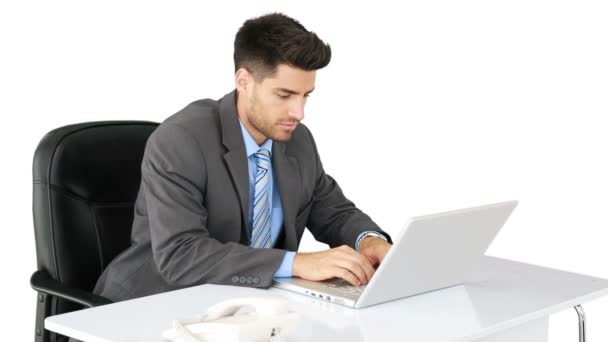Affärsman som arbetar vid sitt skrivbord — Stockvideo