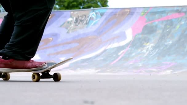 Skateboarder skating the outdoor skatepark — Stock Video