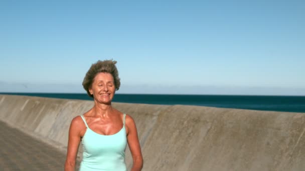 Mujer mayor corriendo en un día soleado — Vídeos de Stock