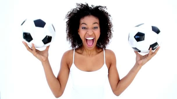 Bonita chica en blanco sosteniendo balones de fútbol — Vídeo de stock