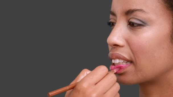 Μακιγιέζ, βάζοντας lip gloss στο πρόσωπό — Αρχείο Βίντεο