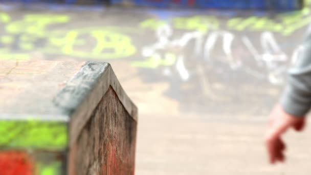 Skate patinando no parque de skate ao ar livre — Vídeo de Stock