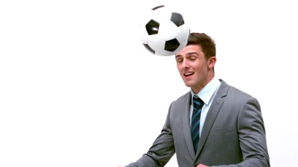 Geschäftsmann führt Fußball weg — Stockvideo