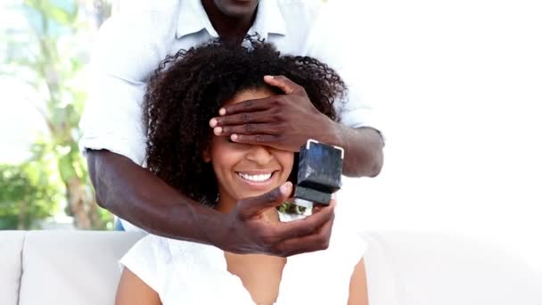 Man surprising girlfriend with proposal — Stock Video