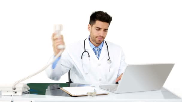 Joven doctor trabajando en su escritorio — Vídeos de Stock