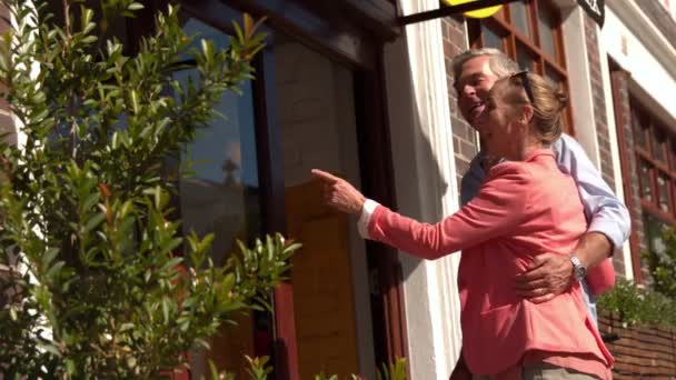 Couple shopping on sunny day — Stock Video