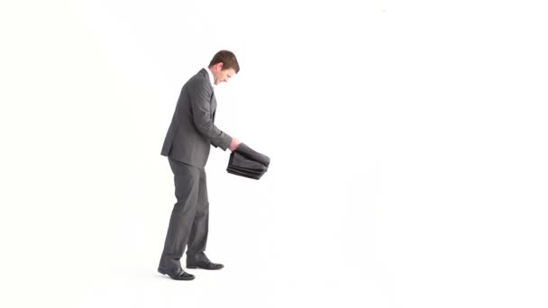 Бизнесмен открывает зонтик и разговаривает по телефону — стоковое видео