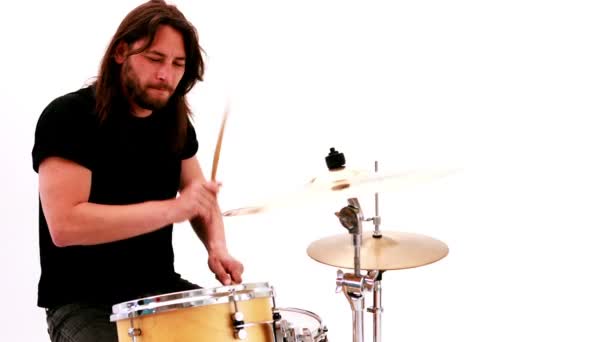 Волосатый барабанщик играет на ударной установке — стоковое видео