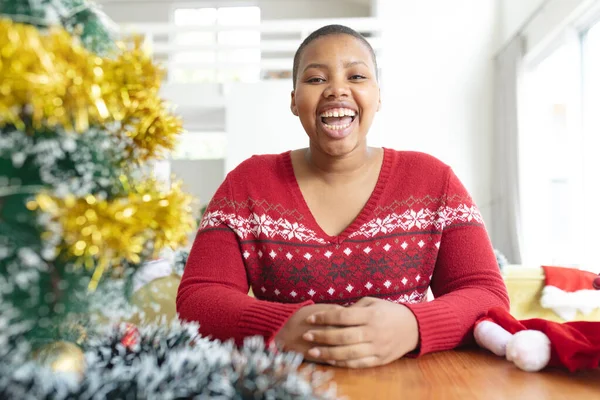 Feliz Afroamericano Más Mujer Tamaño Haciendo Videollamada Navidad Portátil Navidad —  Fotos de Stock