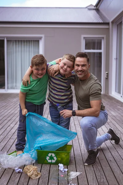 屋外の袋にプラスチック材料を収集する白人の父と2人の息子の肖像画 プラスチックのリサイクルと汚染管理の概念 — ストック写真