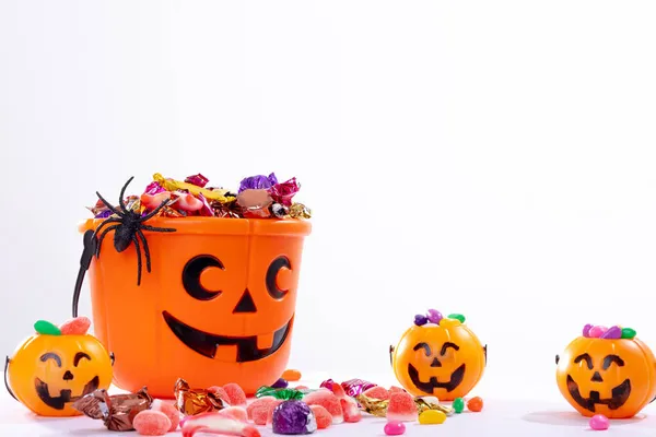 Composição Balde Halloween Com Doces Truque Tratar Aranha Abóboras Fundo — Fotografia de Stock