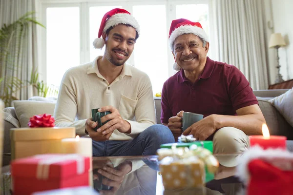 サンタの帽子の幸せな出産の大人の息子と高齢者の父親の肖像は クリスマスのビデオ通話を行います クリスマスやお祭りや通信技術は — ストック写真