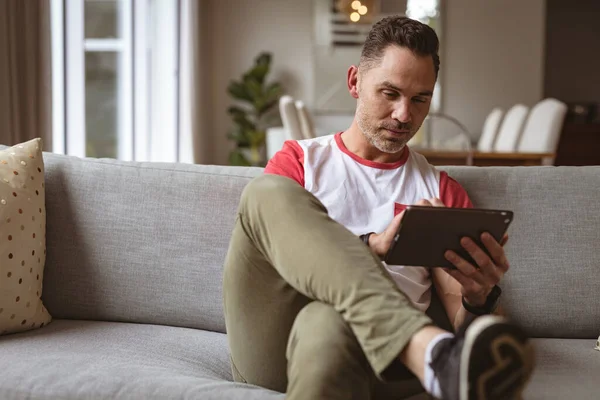 Uomo Caucasico Che Usa Tablet Digitale Seduto Sul Divano Casa — Foto Stock