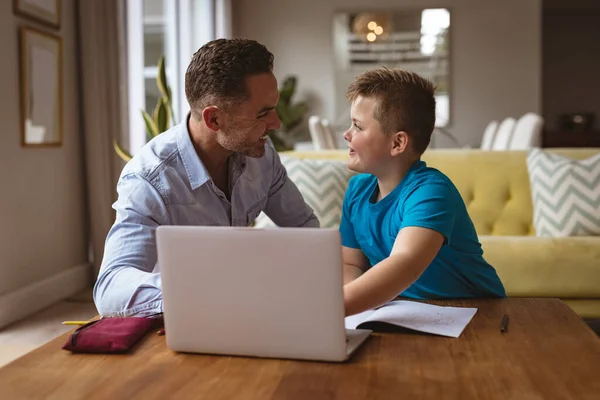 Pai Caucasiano Usando Laptop Para Ajudar Seu Filho Com Trabalhos — Fotografia de Stock
