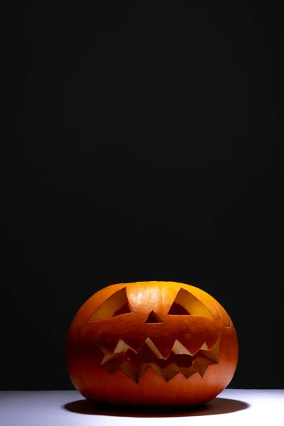 Skład Straszny Halloween Rzeźbione Pomarańczowy Dynia Czarnym Tle Halloween Tradycja — Zdjęcie stockowe