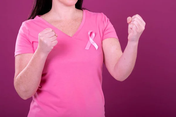 中段的女人穿着粉色T恤 带着丝带 紧紧抓住拳头 乳腺癌认识运动概念数字化生成的视频 — 图库照片