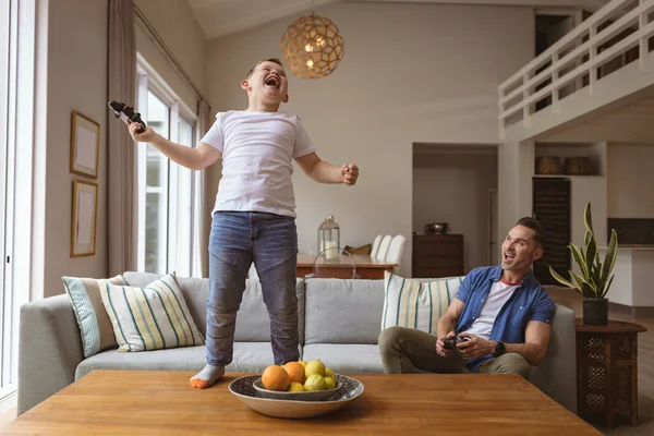 Beyaz Çocuk Evde Babasıyla Video Oyunları Oynarken Masanın Üzerinde Durmasını — Stok fotoğraf