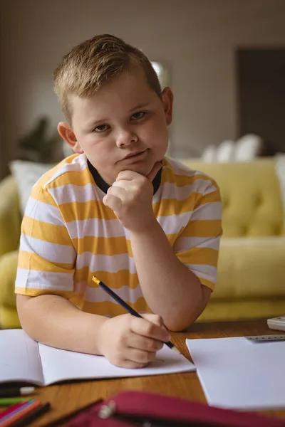 Retrato Niño Caucásico Sosteniendo Lápiz Sentado Sala Estar Casa Concepto — Foto de Stock