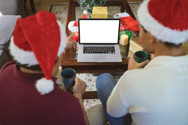 Biracial Hijo Adulto Padre Mayor Sombreros Santa Haciendo Videollamada Navidad — Foto de Stock