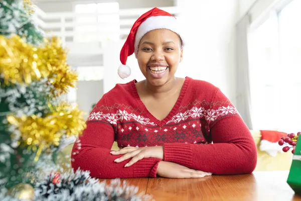 Χαρούμενη Αφροαμερικάνα Καπέλο Κάνει Χριστουγεννιάτικη Βιντεοκλήση Στο Λάπτοπ Χριστούγεννα Γιορτή — Φωτογραφία Αρχείου