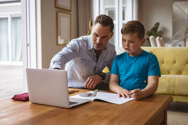 Biały Ojciec Używa Laptopa Pomóc Synowi Zadaniu Domowym Koncepcja Wychowania — Zdjęcie stockowe
