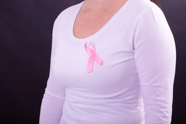ピンクリボン付きの白いTシャツの女性の中央部 乳がん認知キャンペーンのコンセプトデジタル生成ビデオ — ストック写真
