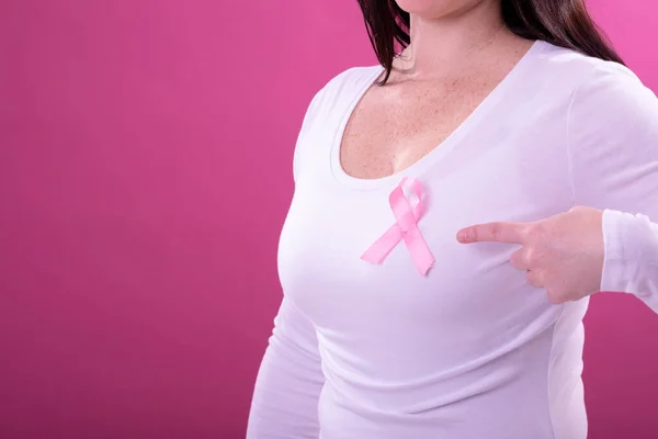 中段的女人穿着白色T恤 带粉色丝带做手势 乳腺癌认识运动概念数字化生成的视频 — 图库照片