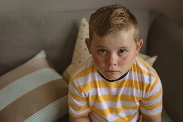 Portret Van Een Blanke Jongen Die Opkijkt Terwijl Hij Thuis — Stockfoto