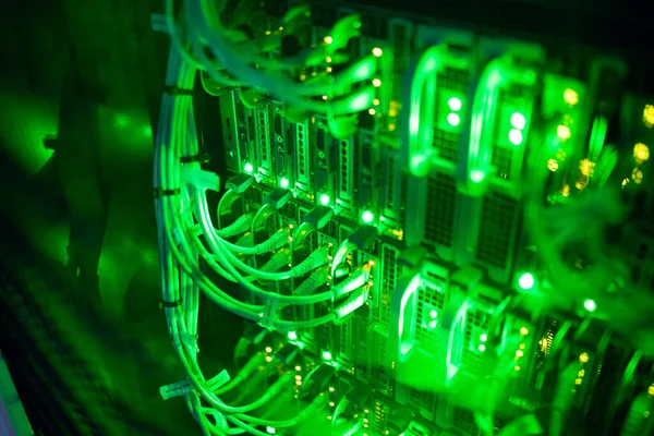 Primer Plano Del Servidor Computadoras Con Luces Cables Colores Tecnología — Foto de Stock