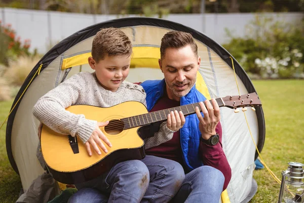 Caucásico Padre Hijo Tocando Guitarra Juntos Mientras Están Sentados Una —  Fotos de Stock