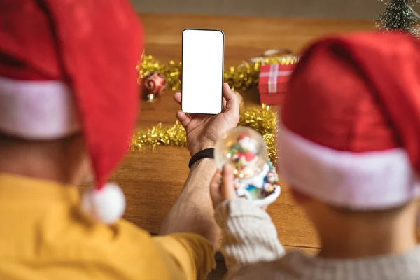 Vista Trasera Del Padre Hijo Que Tienen Una Videollamada Teléfono —  Fotos de Stock