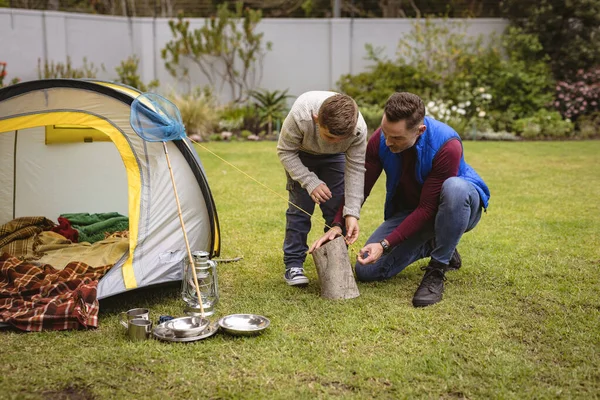 Père Fils Caucasiens Installant Une Tente Ensemble Dans Jardin Concept — Photo