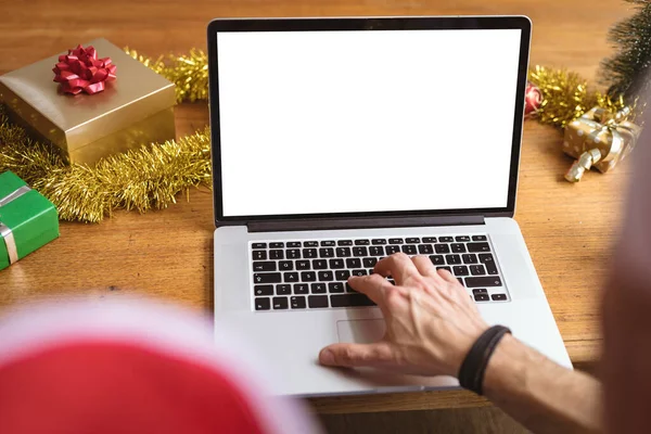 Mid Del Man Bär Tomte Hatt Med Bärbar Dator Med — Stockfoto