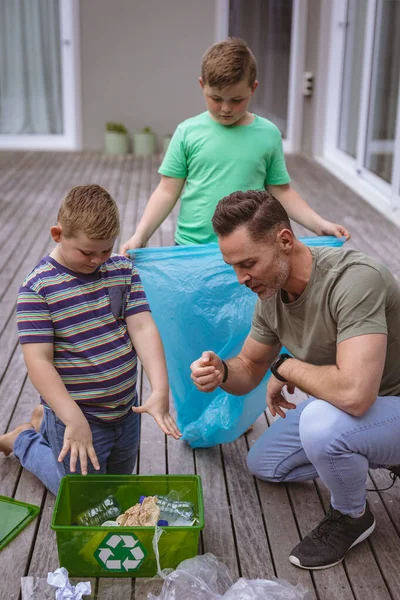 Pai Caucasiano Dois Filhos Que Reúnem Materiais Plásticos Uma Bolsa — Fotografia de Stock