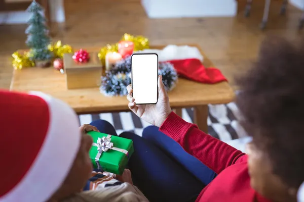 Afrikanisch Amerikanische Erwachsene Tochter Und Mutter Auf Weihnachten Smartphone Videoanruf — Stockfoto