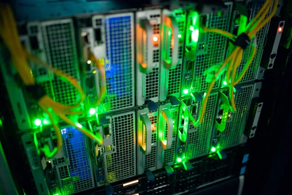 Renkli Işık Kablolarla Bilgisayar Sunucusunu Kapatın Dijital Bilgi Depolama Iletişim — Stok fotoğraf
