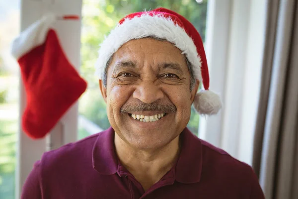 Portrait Happy Biracial Senior Man Santa Hat Christmas Christmas Festivity — Stock Photo, Image