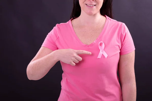 Střední Část Šťastné Bělošky Růžovém Tričku Růžovou Stuhou Gestikulující Rakovina — Stock fotografie