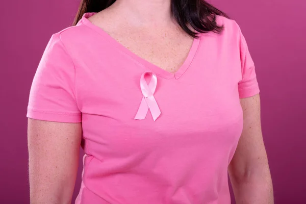 リボン付きピンクのTシャツの女性のミッドセクション 乳がん認知キャンペーンのコンセプトデジタル生成ビデオ — ストック写真