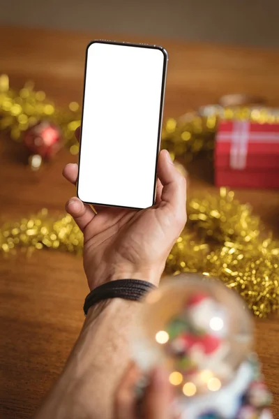 Mão Segurando Smartphone Com Espaço Cópia Contra Presentes Natal Decorações — Fotografia de Stock