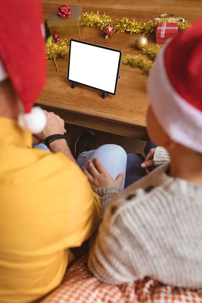 Ojciec Dwaj Synowie Rozmawiający Tablecie Cyfrowym Przestrzenią Kopiowania Domu Podczas — Zdjęcie stockowe