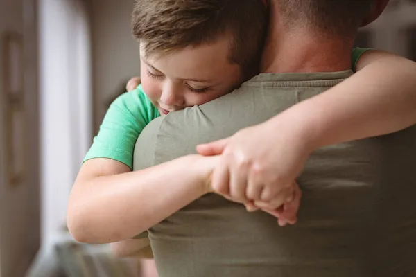 Vista Perto Menino Caucasiano Abraçando Seu Pai Casa Conceito Paternidade — Fotografia de Stock