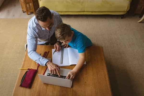 Widok Ojca Rasy Kaukaskiej Korzystającego Laptopa Aby Pomóc Synowi Odrabianiu — Zdjęcie stockowe