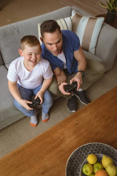 Vista Aerea Padre Figlio Caucasico Che Giocano Videogiochi Seduti Sul — Foto Stock