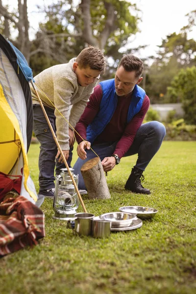 白人父亲和儿子在花园里搭起了一个帐篷 父爱概念 — 图库照片
