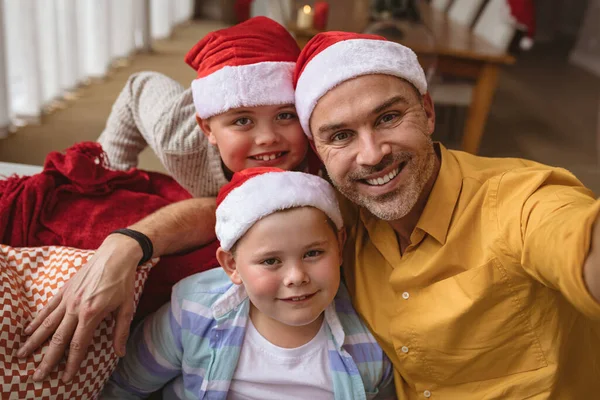 クリスマスの間 白人の父と2人の息子は自宅で自撮りをしながら微笑んだ クリスマス フェスティバルとお祝いのコンセプト — ストック写真