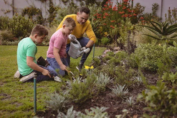 Kaukasische Vader Twee Zoons Besproeien Planten Samen Tuin Vaderschap Tuinieren — Stockfoto