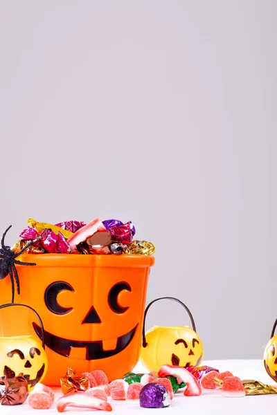 Composição Balde Halloween Com Doces Truque Tratar Aranha Abóboras Fundo — Fotografia de Stock
